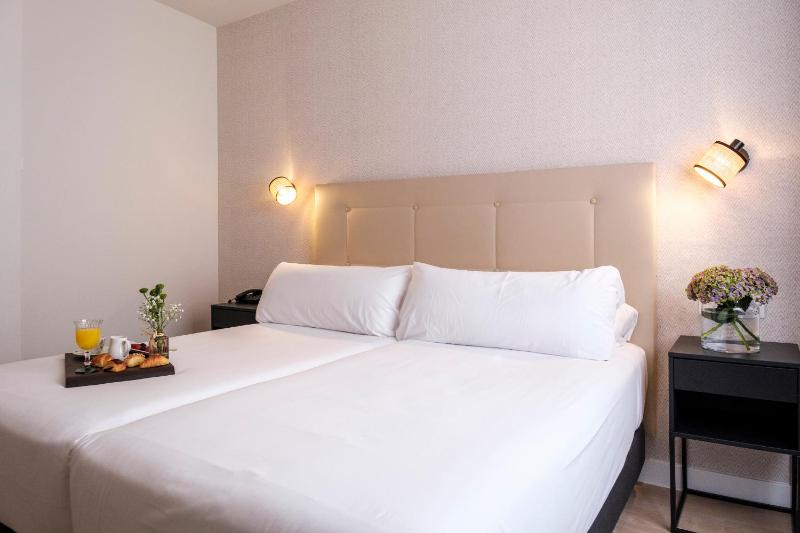 Deluxe Double or Twin Room image 4