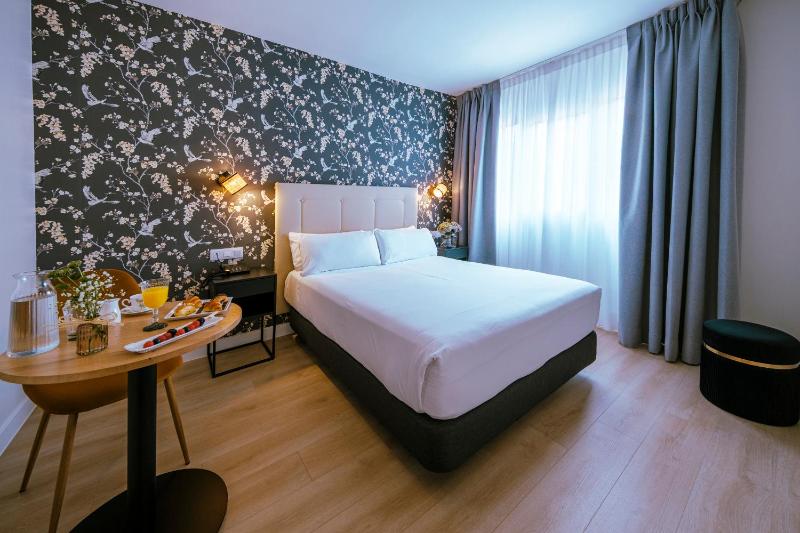 Deluxe Double or Twin Room image 2