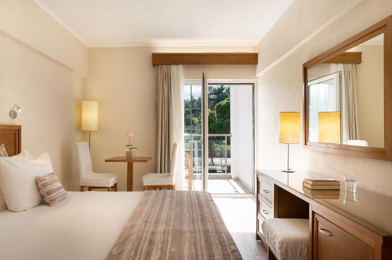 Twin Room with Garden View image 4