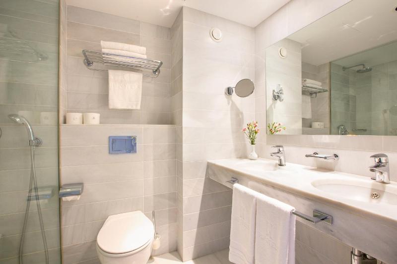 Double Room image 3