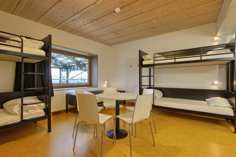 5-Bed Room with Shower image 4