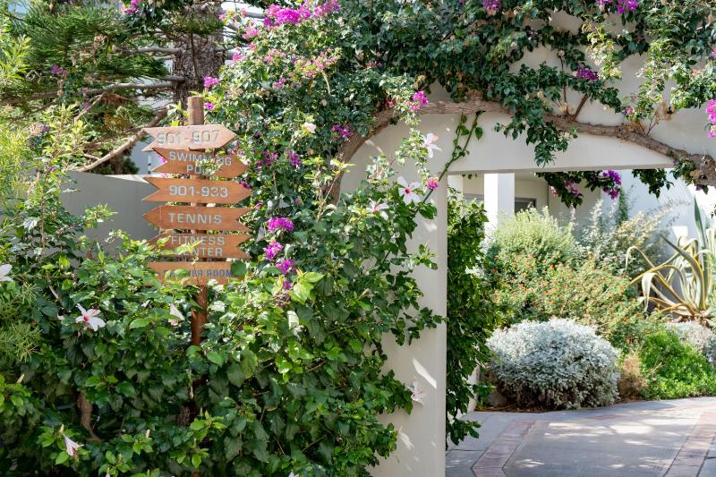Bungalow Garden image 3