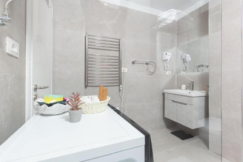 Chic & Serene Apartment-Your Relaxing Oasis - image 2