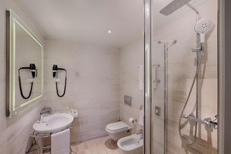 Premium Twin Room image 3
