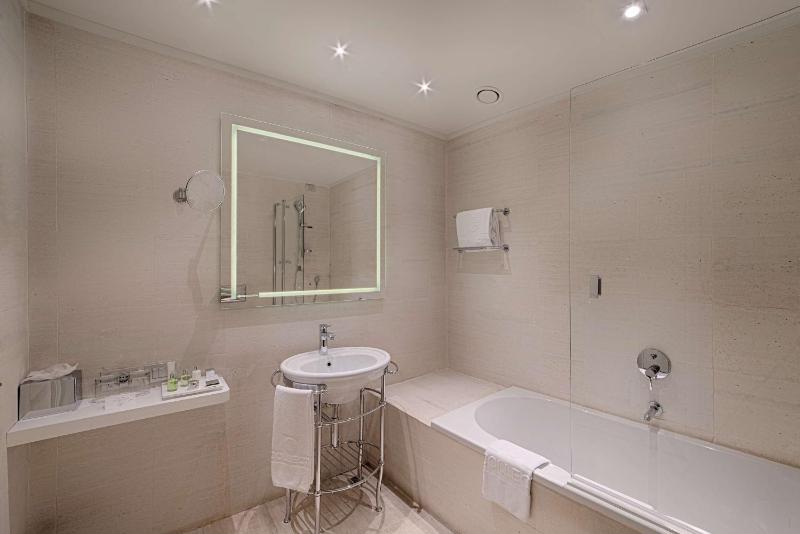 Premium Twin Room image 4