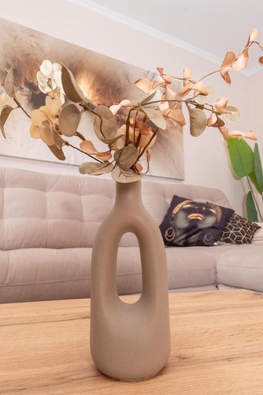 Chic & Serene Apartment-Your Relaxing Oasis - image 5