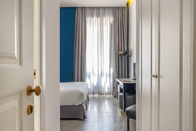 Classic Double Room image 3
