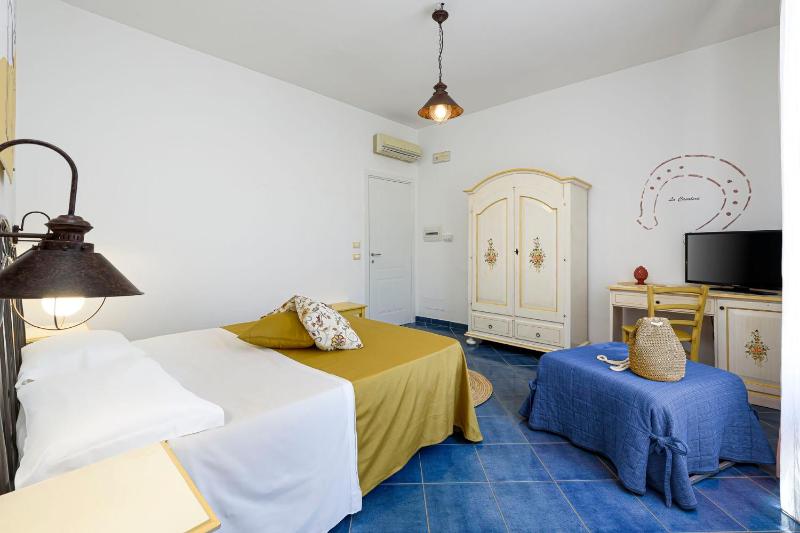 Deluxe Triple Room image 4