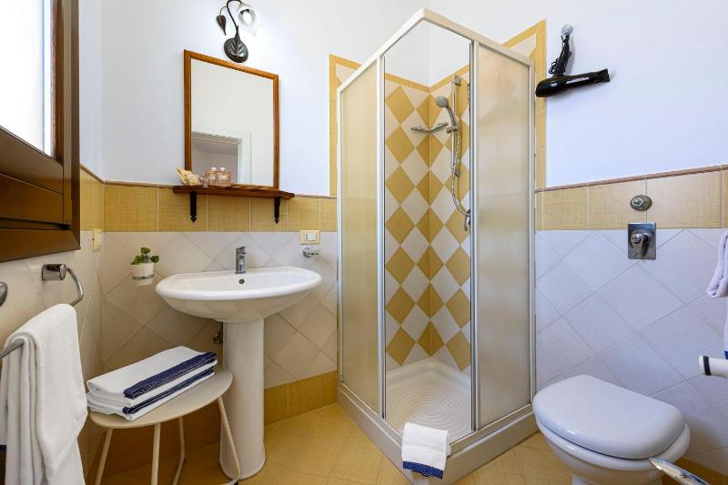 Deluxe Triple Room image 3