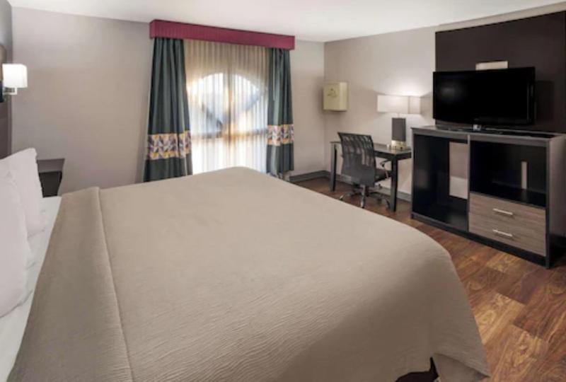 King Room - Non-Smoking image 4
