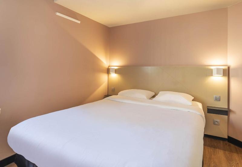 Double Room image 3