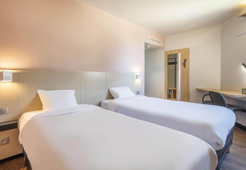 Twin Room image 4