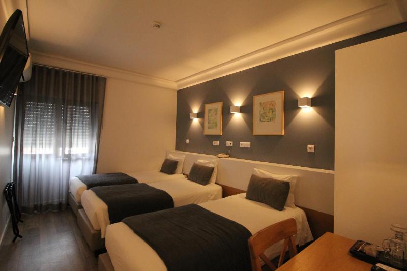 Standard Triple Room image 2