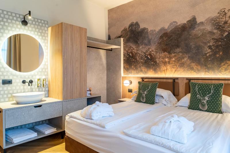 Deluxe Double Room with Lake View image 1