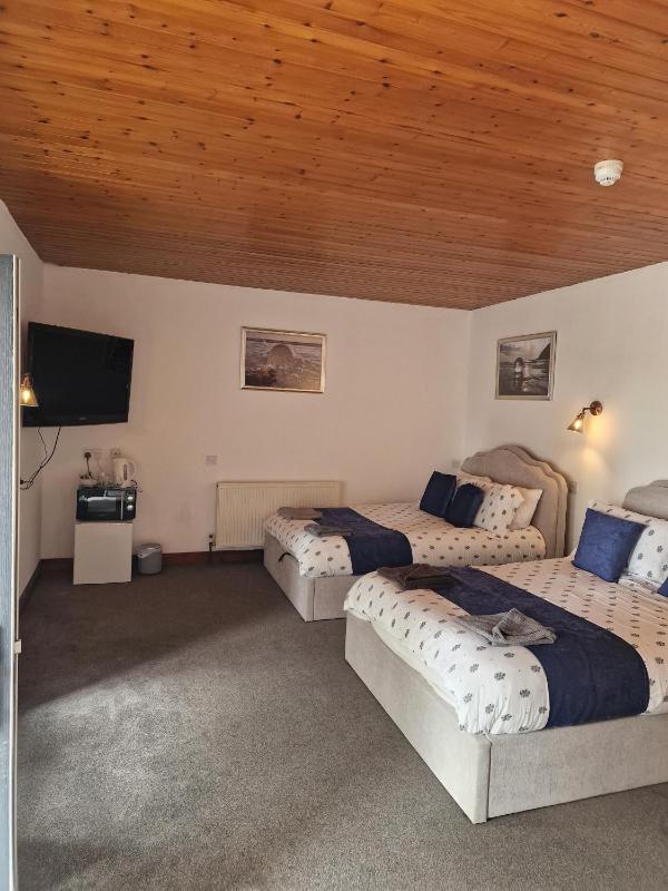 Quadruple Room with Bathroom image 4