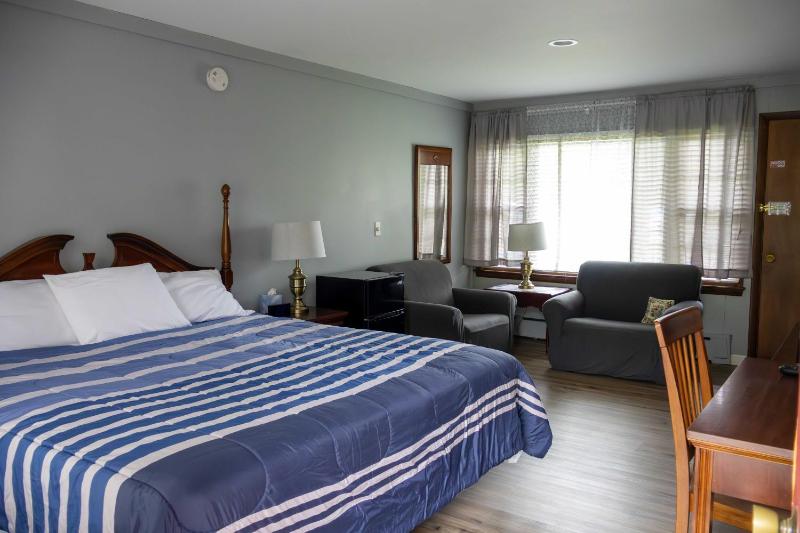 King Room with Pool View image 1