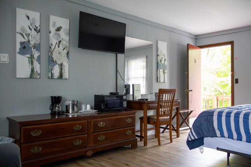 King Room with Pool View image 4
