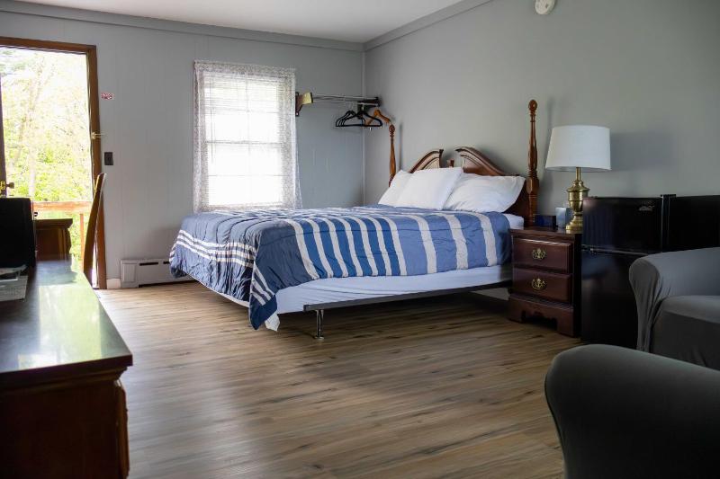 King Room with Pool View image 2