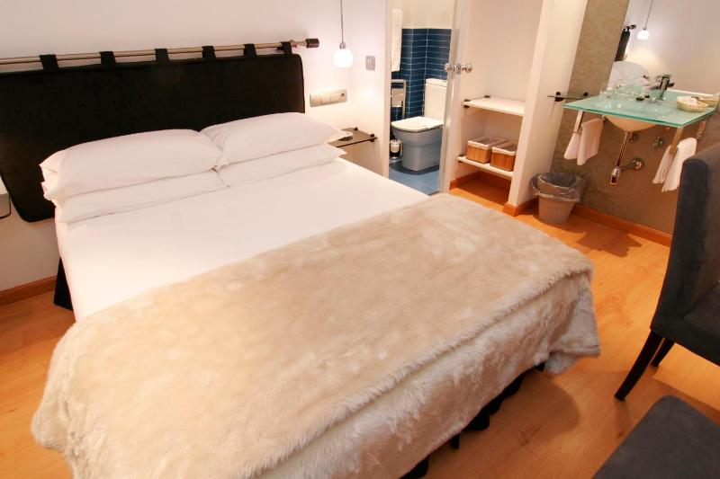 Standard Double Room image 1