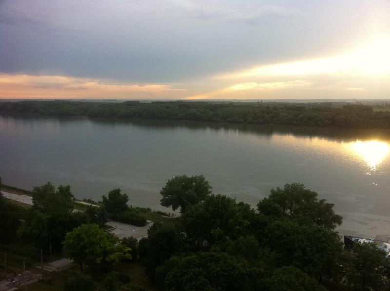 Executive Suite with River View and Free Parking image 2