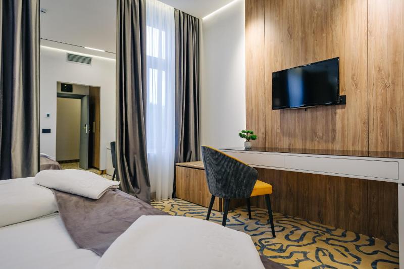Double Room image 3