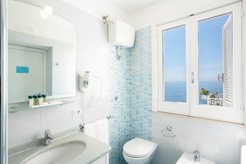Superior Double Room with Balcony and Sea View image 4