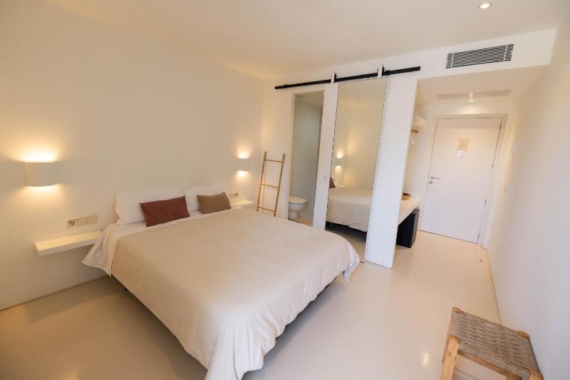 Deluxe Double Room with Balcony image 1