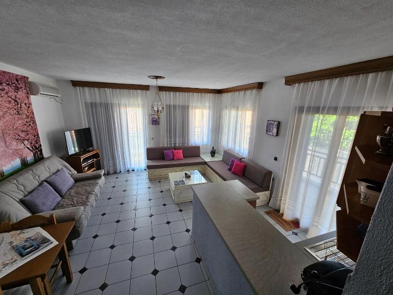 One-Bedroom Apartment image 1
