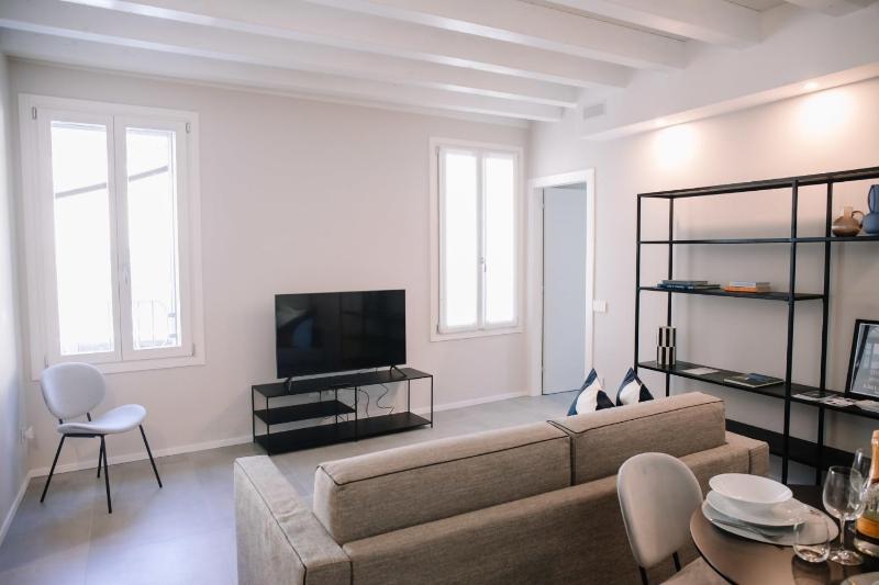 Elegant Beige Apartment - 5 Minutes from the Lake - image 28