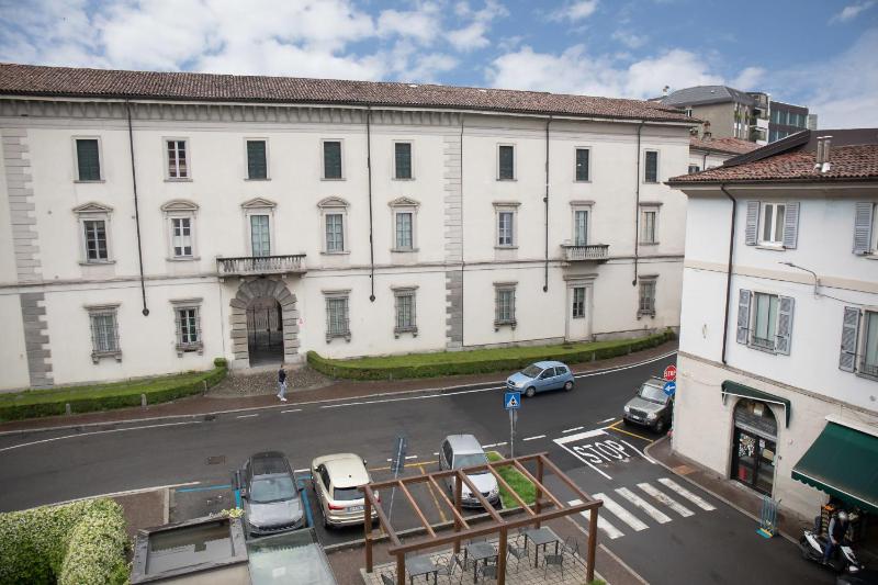 Elegant Beige Apartment - 5 Minutes from the Lake - image 30