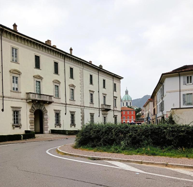 Elegant Beige Apartment - 5 Minutes from the Lake - image 31