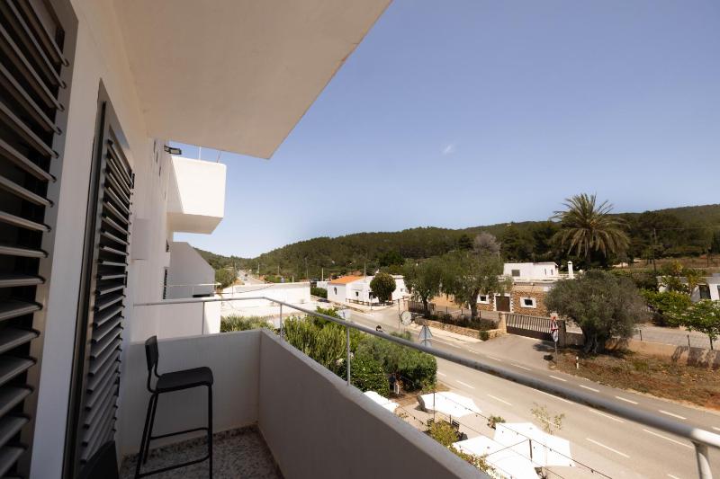 Double Room with Balcony image 2