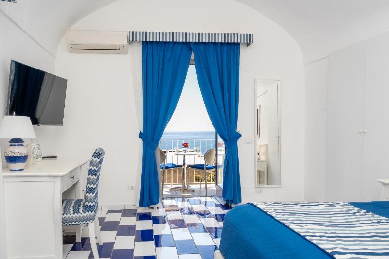 Economy Double Room with Private External Bathroom image 3