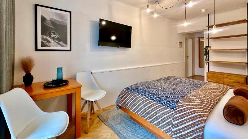 Economy Double Room with Street View image 3