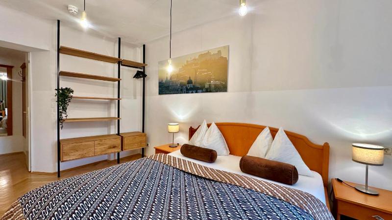 Economy Double Room with Street View image 4