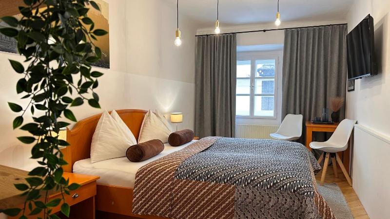 Economy Double Room with Street View image 1