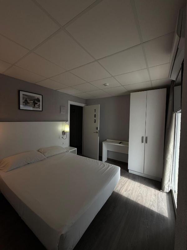 Hostal B and B Benidorm - image 1