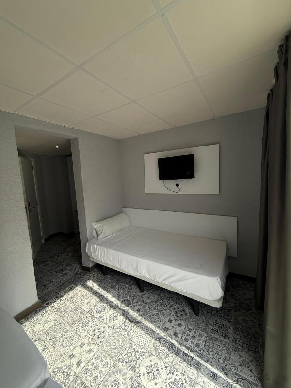 Hostal B and B Benidorm - image 9