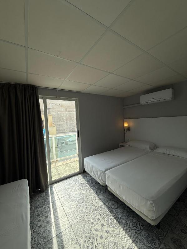 Hostal B and B Benidorm - image 13