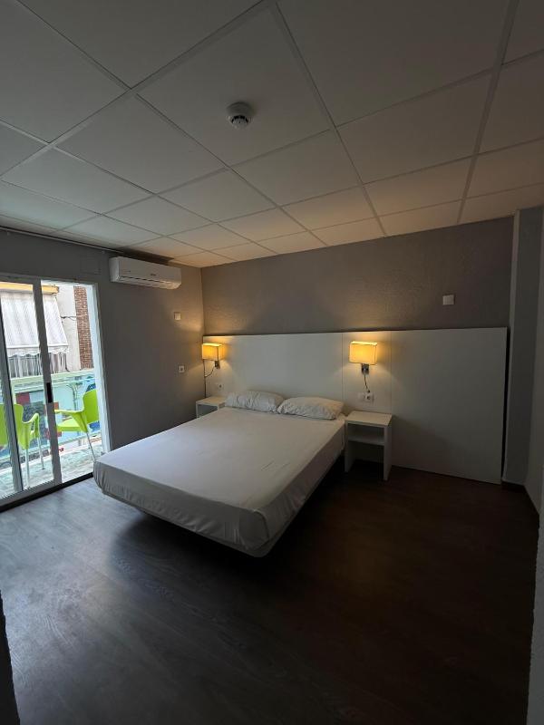 Hostal B and B Benidorm - image 3