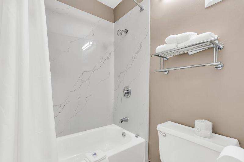 Double Room with Two Double Beds - Smoking image 2