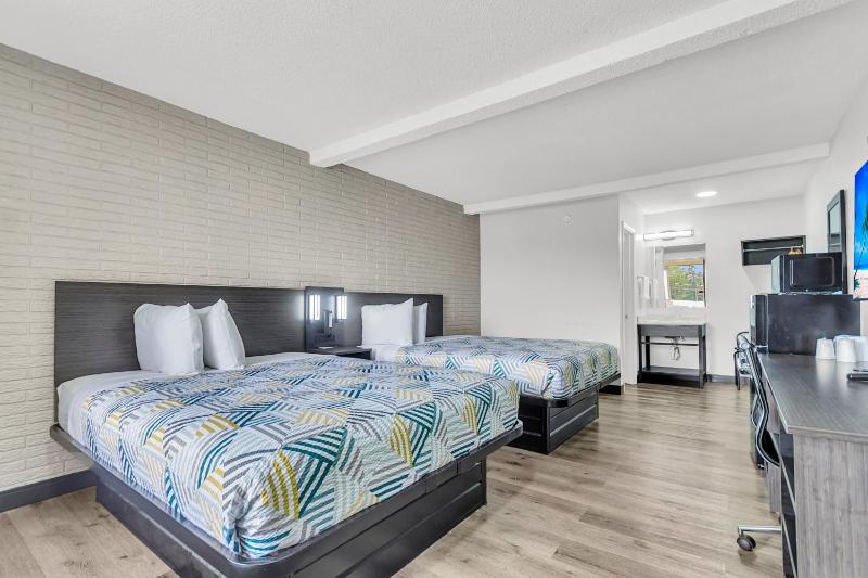 Double Room with Two Double Beds - Smoking image 3