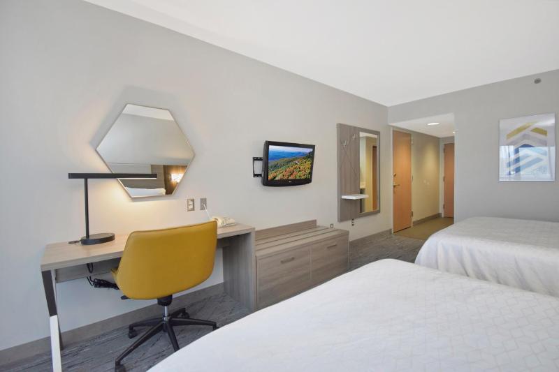Standard Room with Two Queen Beds image 4