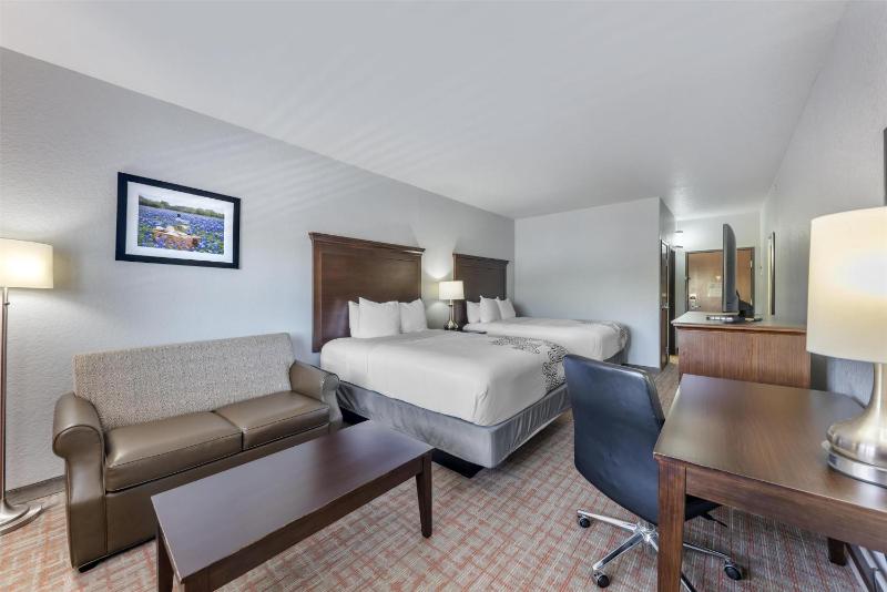 Queen Room with Two Queen Beds image 3