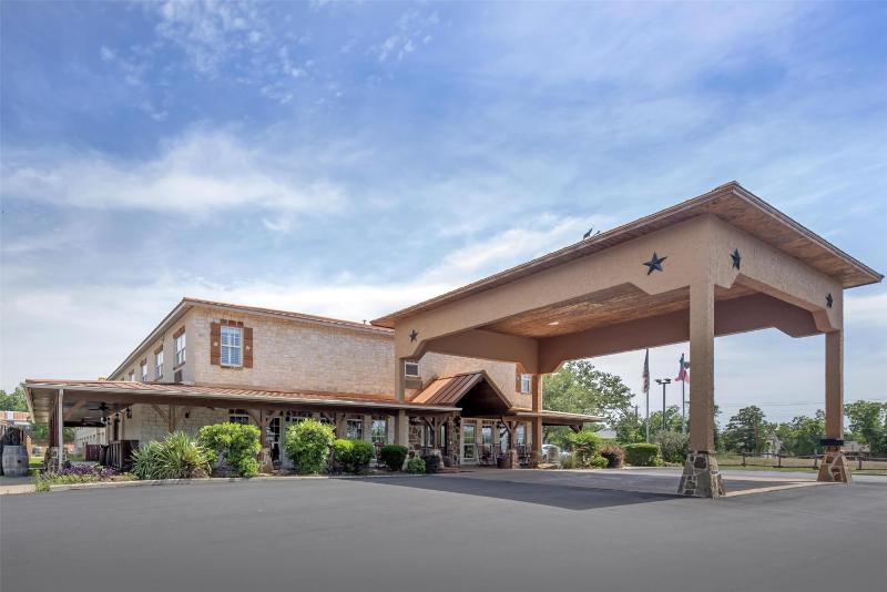 Best Western Plus Fredericksburg - image 5