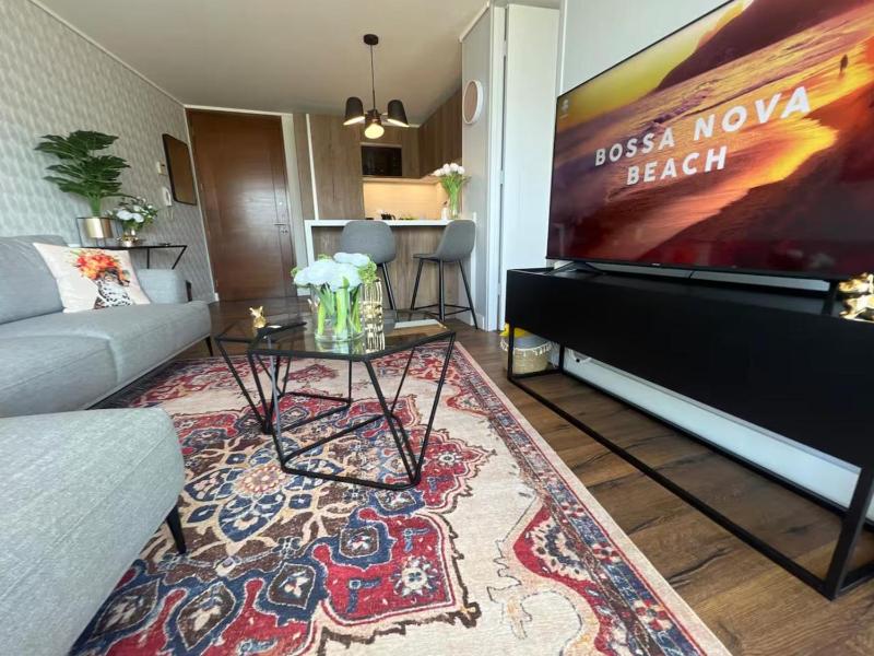 Deluxe One-Bedroom Apartment with City View image 2
