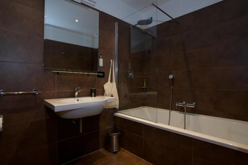 Quadruple Room image 2