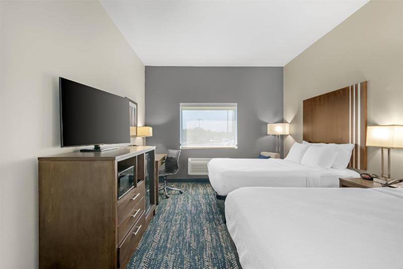 Queen Room with Two Queen Beds - Non-Smoking image 4