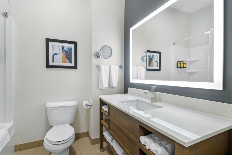 Queen Room with Two Queen Beds - Non-Smoking image 3