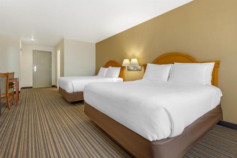Queen Room with Two Queen Beds image 4